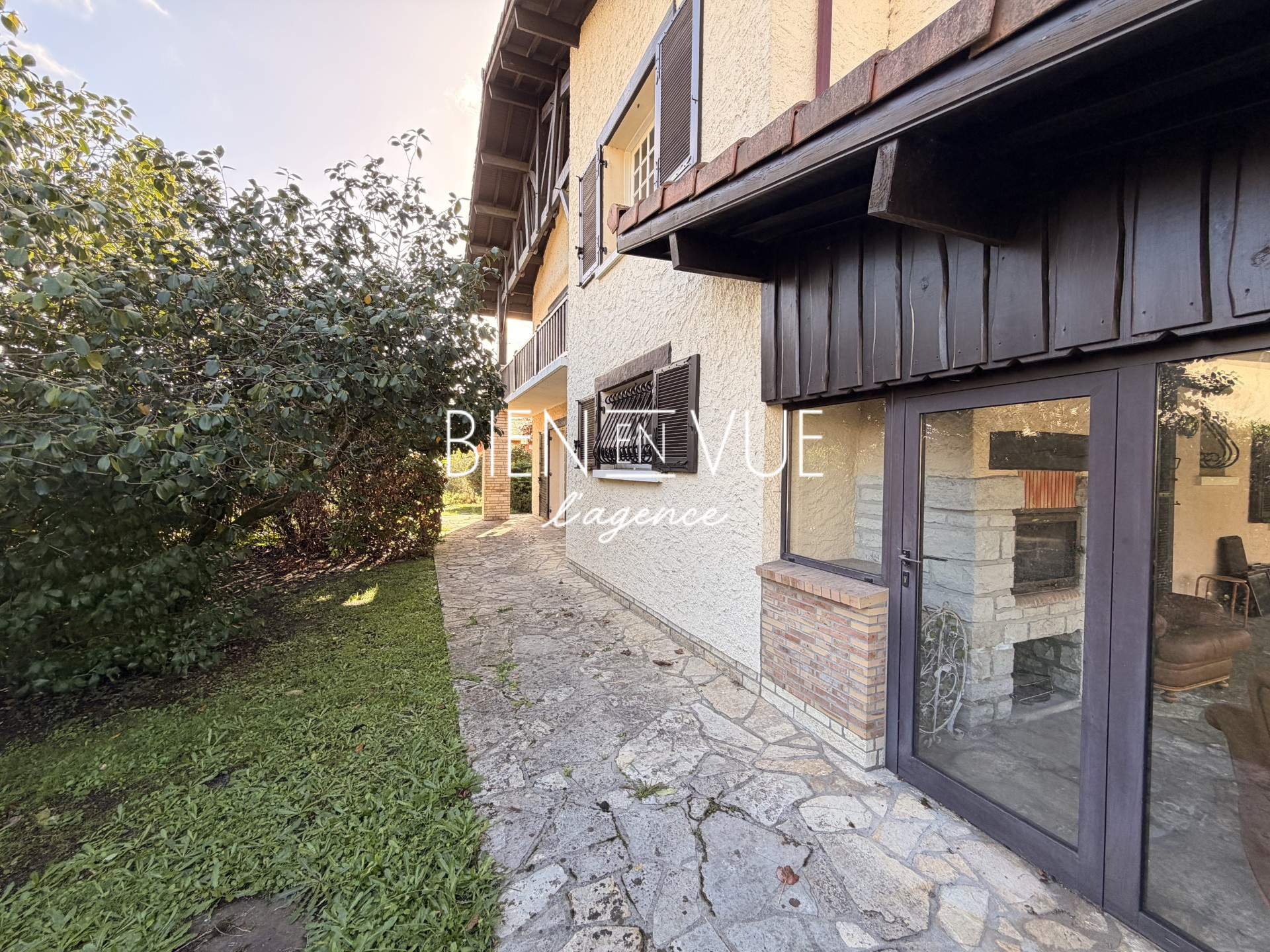 Maison à vendre à Biganos, 229 m², 8 pièces – photo 1 sur 4